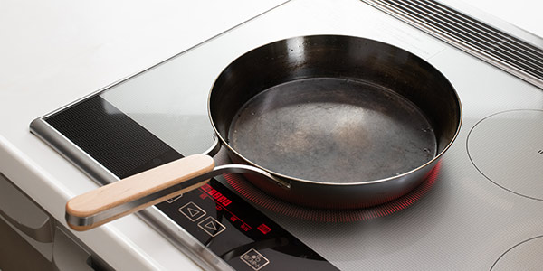 Wipe off the moisture and heat over medium heat until all the moisture evaporates. (Note: If moisture remains, it will definitely rust, so please be careful.)