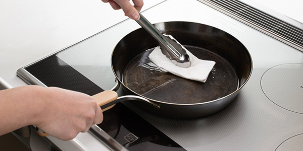 Use a paper towel to rub oil into the inside. (Note: Be careful as it is hot.)
