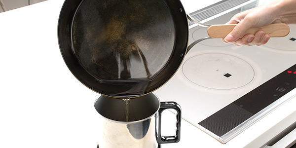 Turn off the heat and return the excess oil to an oil pot or similar container.