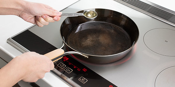 Add a generous amount of oil (about 3 tablespoons), heat over low heat for about 3 minutes, and thoroughly blend the oil.