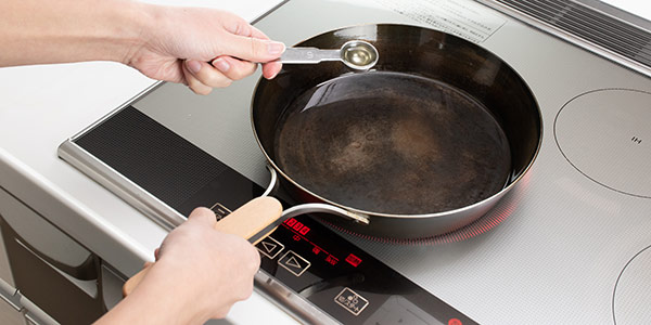 Then, add the necessary amount of oil (about 1/2 to 1 teaspoon) and start cooking.