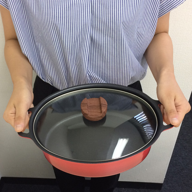 アルミ素材で軽く、調理後食卓まで運びやすい
