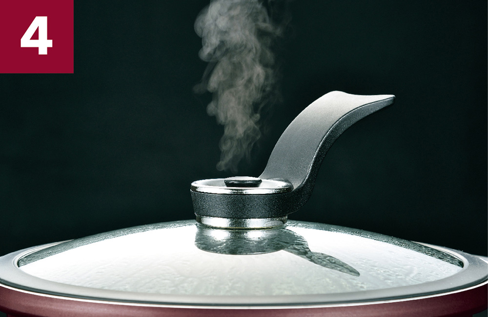 蒸気弁から蒸気が出たら調理に合わせて加熱する。