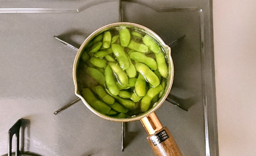 枝豆を茹でる様子