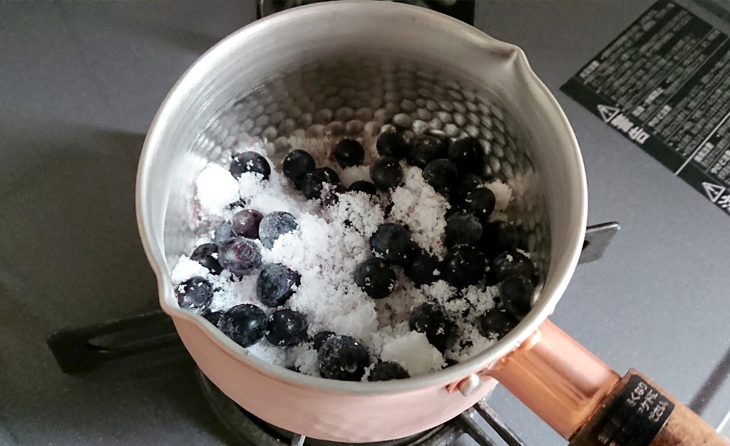 ブルーベリーを鍋へ