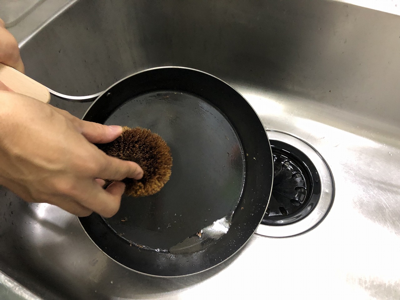 メーカー直伝!鉄フライパンのお手入れ、油ならし・油返し、焦げ付きの落とし方を徹底解説