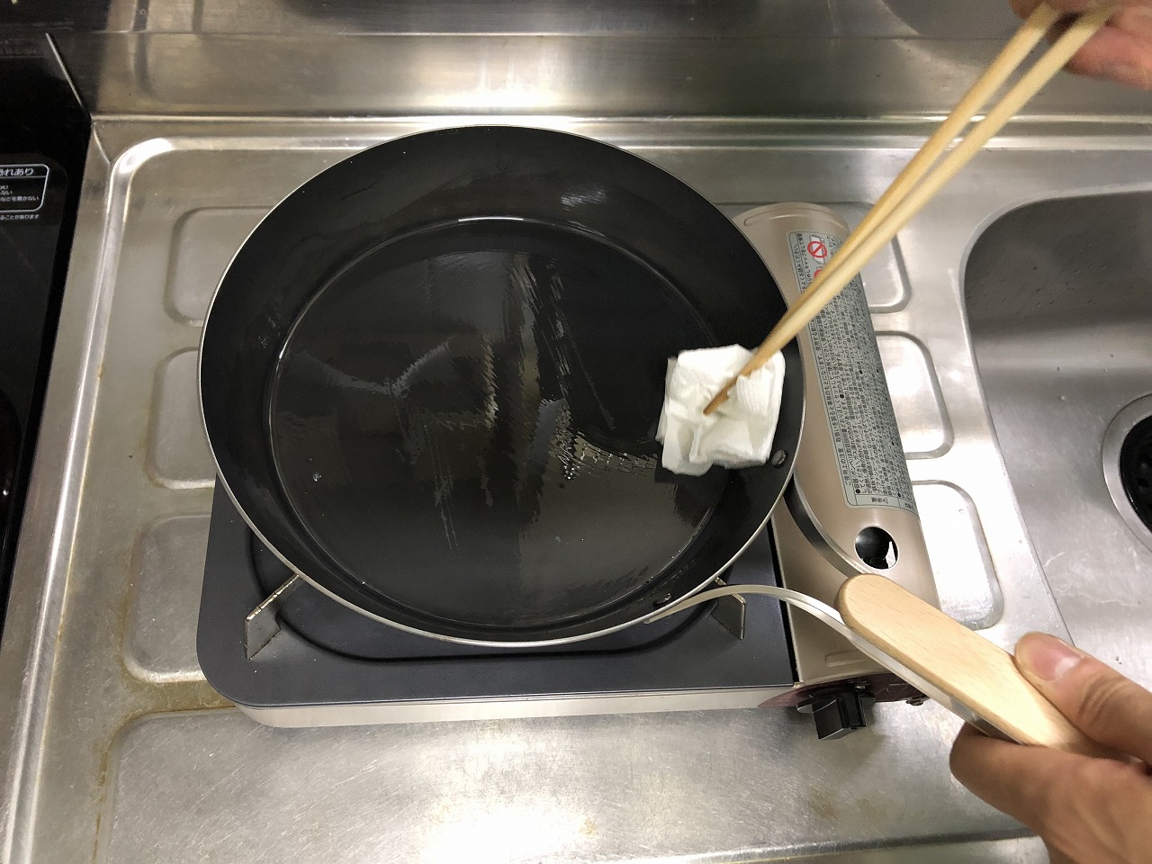 鉄フライパンに油を塗る