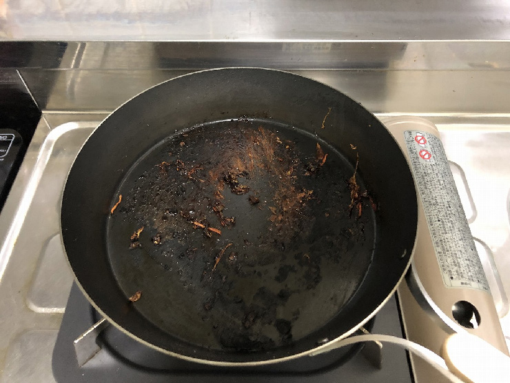 焦げ付いた鉄フライパン