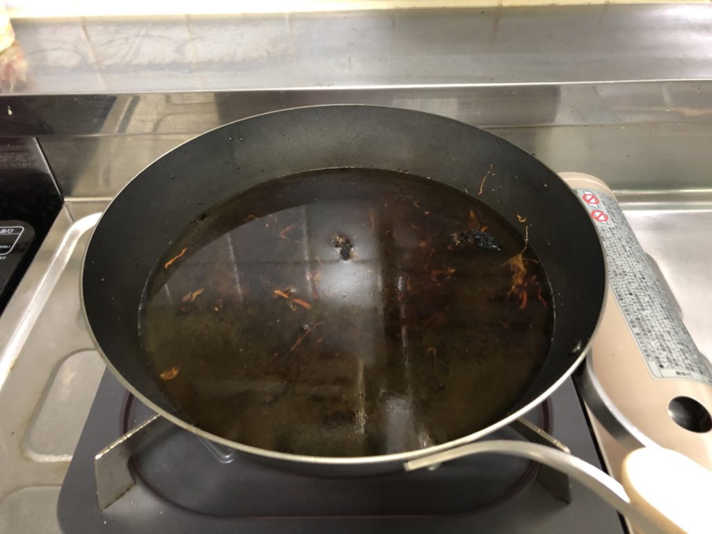 焦げ付いた鉄フライパンに水を張る