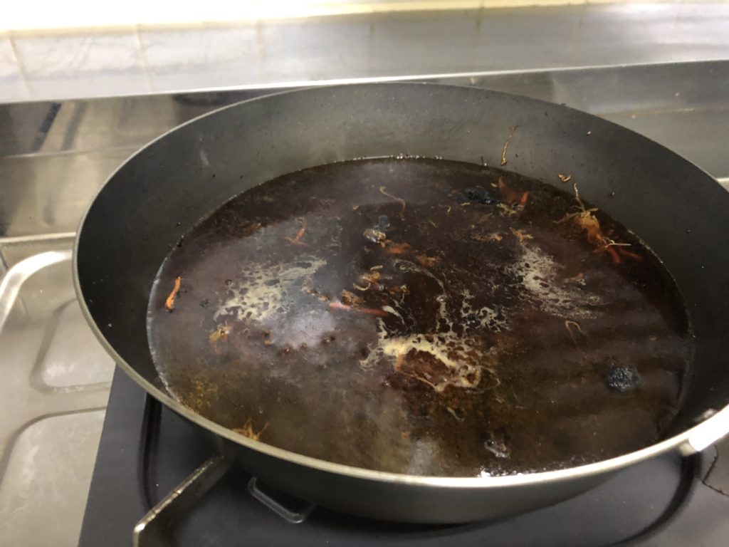 焦げ付きをお湯でふやかす