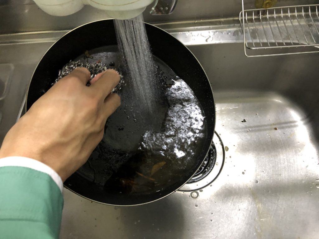 スチールたわしで焦げ付きを落とす