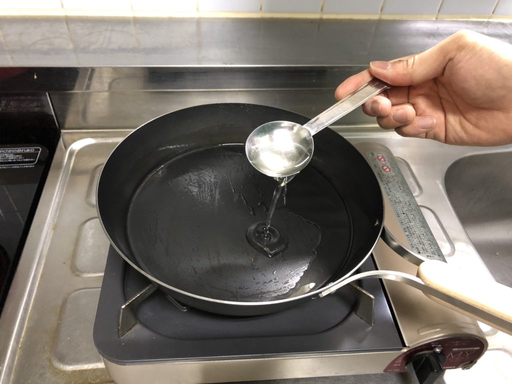 鉄フライパンに多めの油を入れる