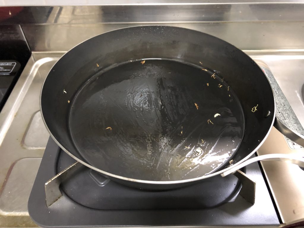 内容物を移し替えた鉄フライパン