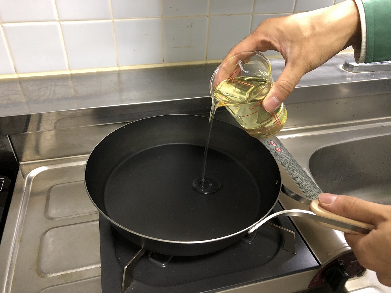 鉄フライパンに多めの油を入れる