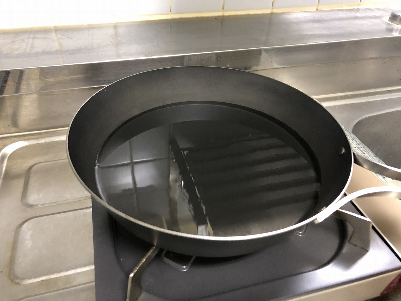 油を弱火で3分程度加熱する