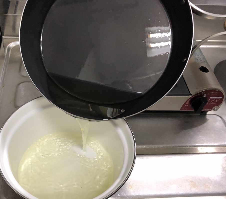 鉄フライパンで加熱した油を移す