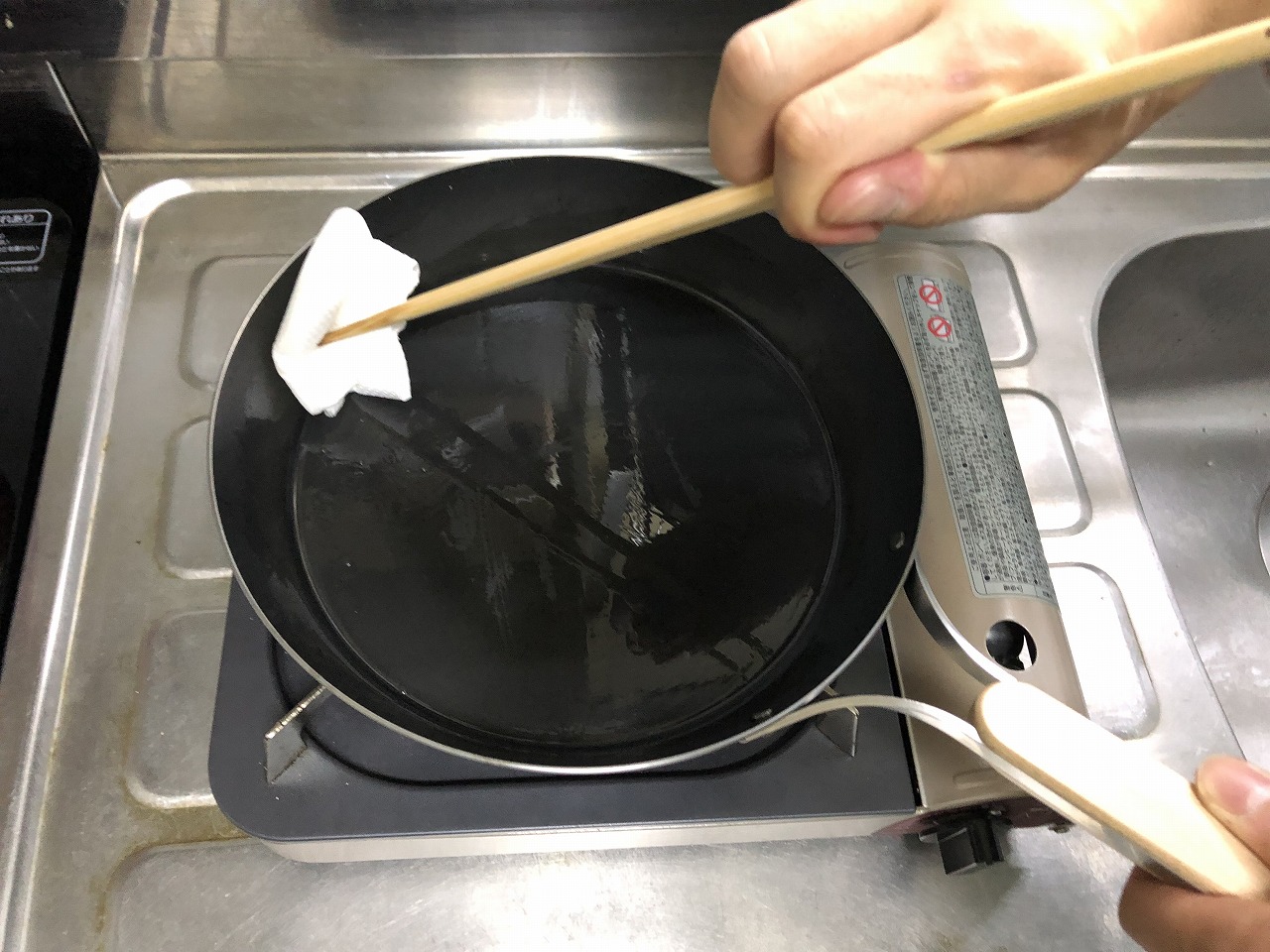 鉄フライパンに油を刷り込む