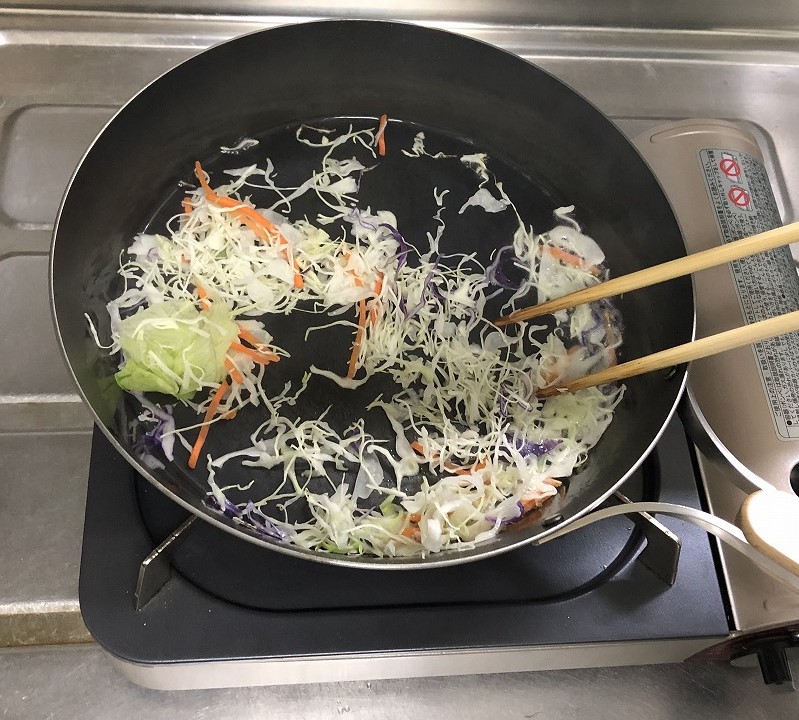 野菜くずを炒める