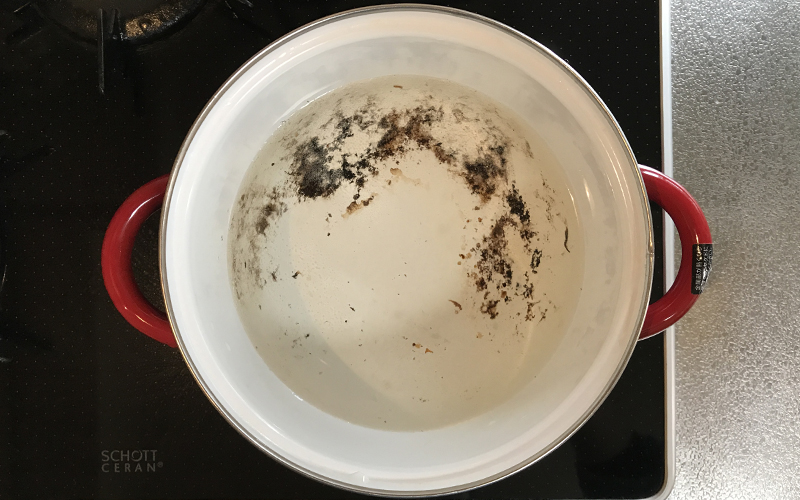 ホーロー鍋の焦げ付きをお湯でふやかす