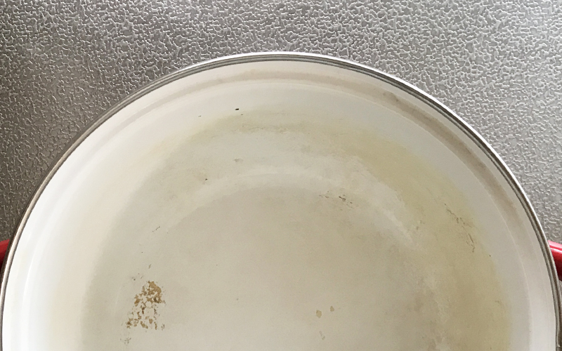 黄ばみがついたホーロー鍋