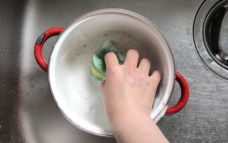 重曹水を捨てたあと洗剤とスポンジで洗う