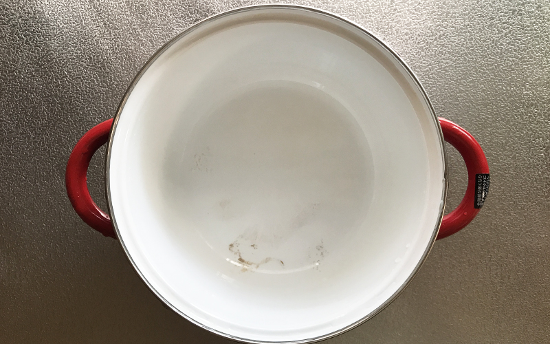 ホーロー鍋の着色汚れを重曹で落とした後