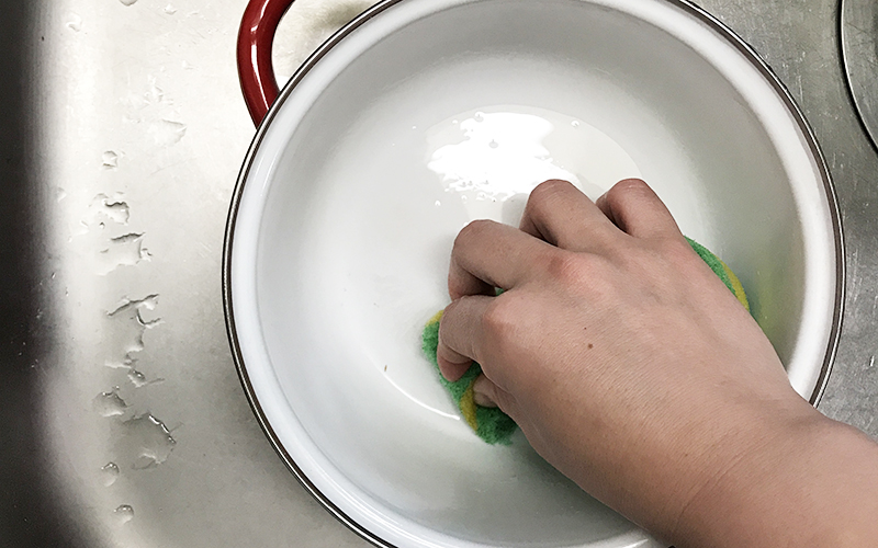 重曹水を捨ててスポンジと洗剤で洗う