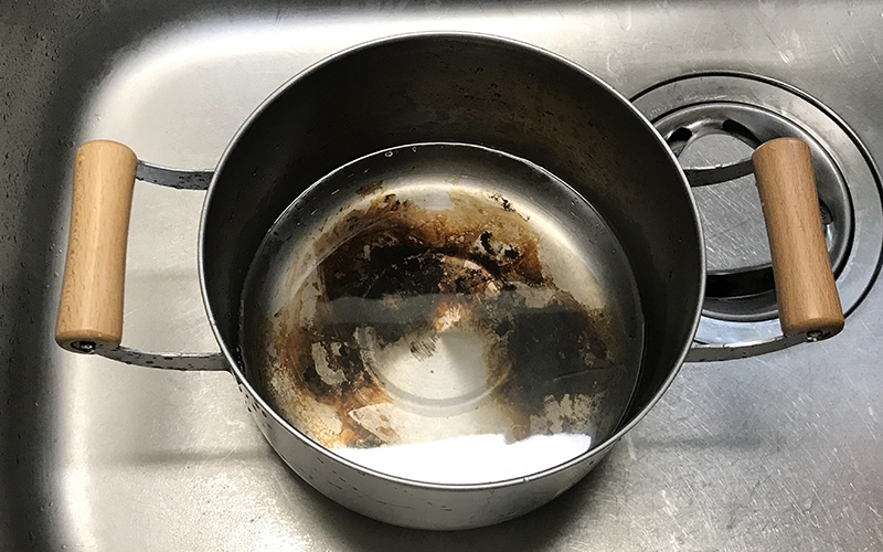 鍋にお湯を張り、10分程度放置してからスポンジ等でこすります