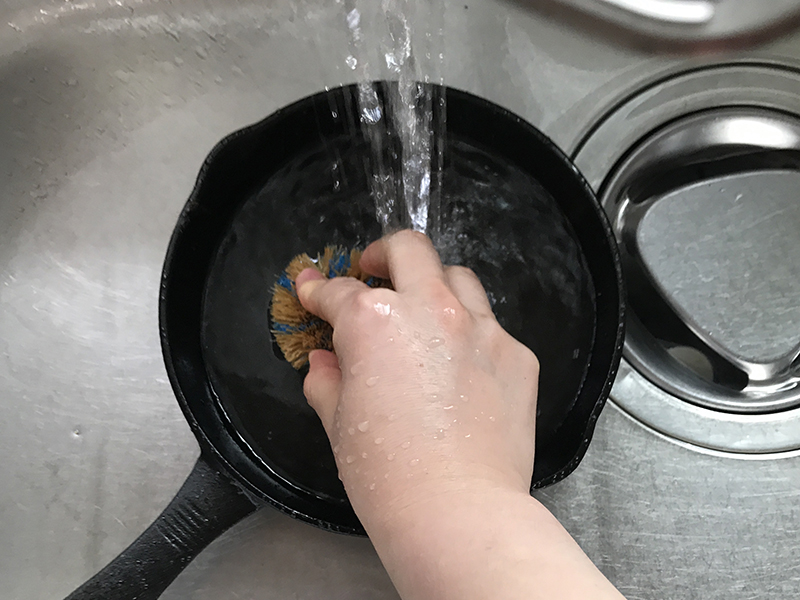 たわしで表面をゴシゴシ洗います
