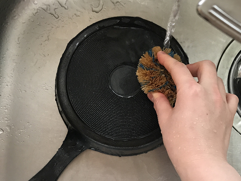 外面もお湯とたわしで洗います
