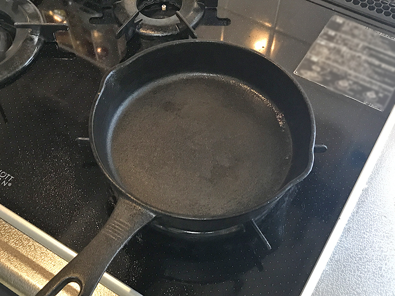 水気を軽く切り、火にかけて水気を飛ばします
