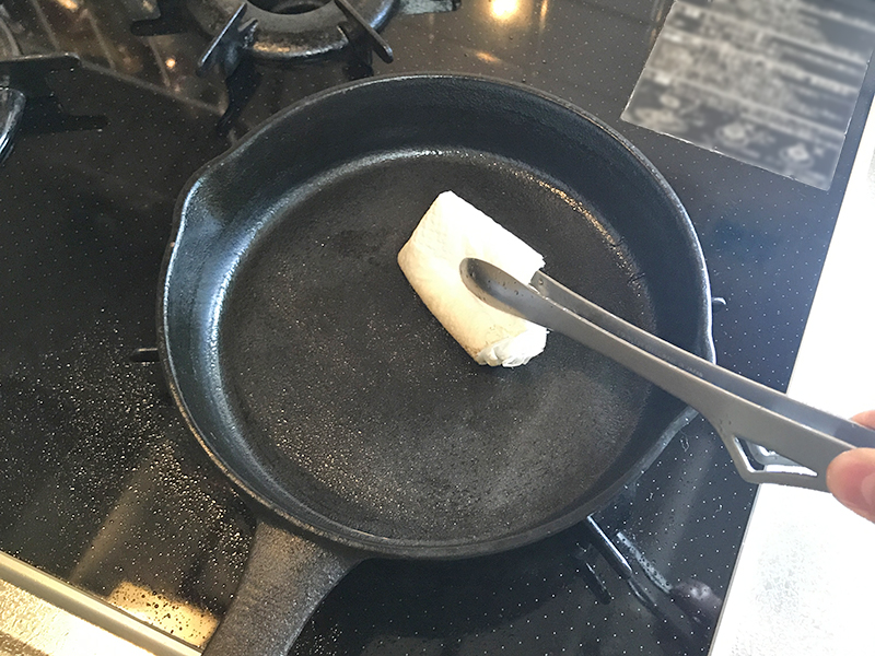キッチンペーパーを使い薄く油を塗る