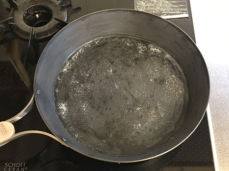 水と塩を付着させた鉄フライパン