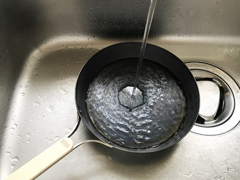 鉄フライパンに水を張る