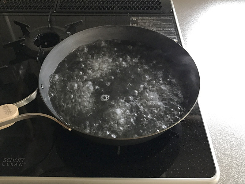 鉄フライパンのサビを煮立たせる