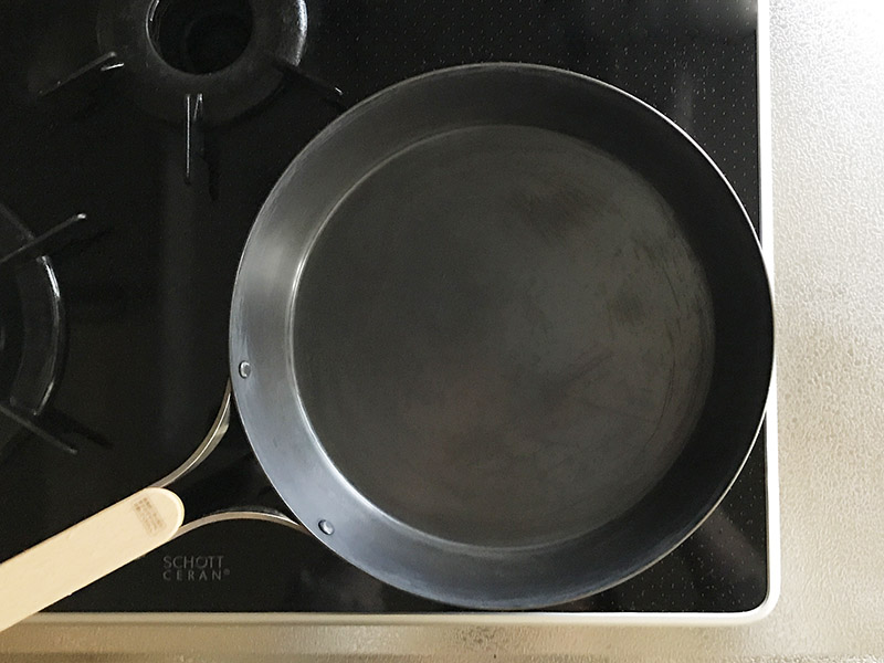 錆びを落とした鉄フライパンの水分を飛ばす