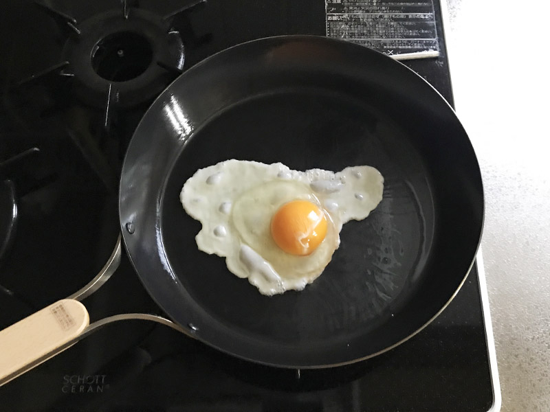 サビ取りした鉄フライパンで目玉焼きを焼く