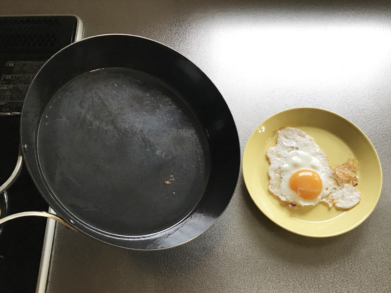 サビ取りした鉄フライパンで目玉焼きを焼く
