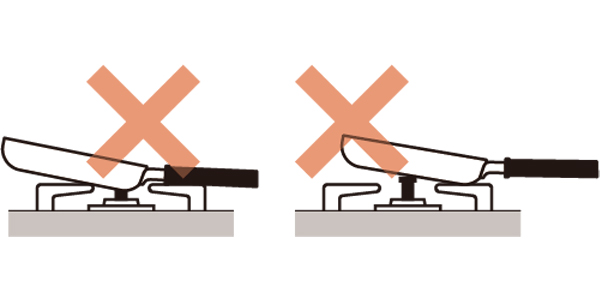 フライパンがガスコンロの上で不安定になります。