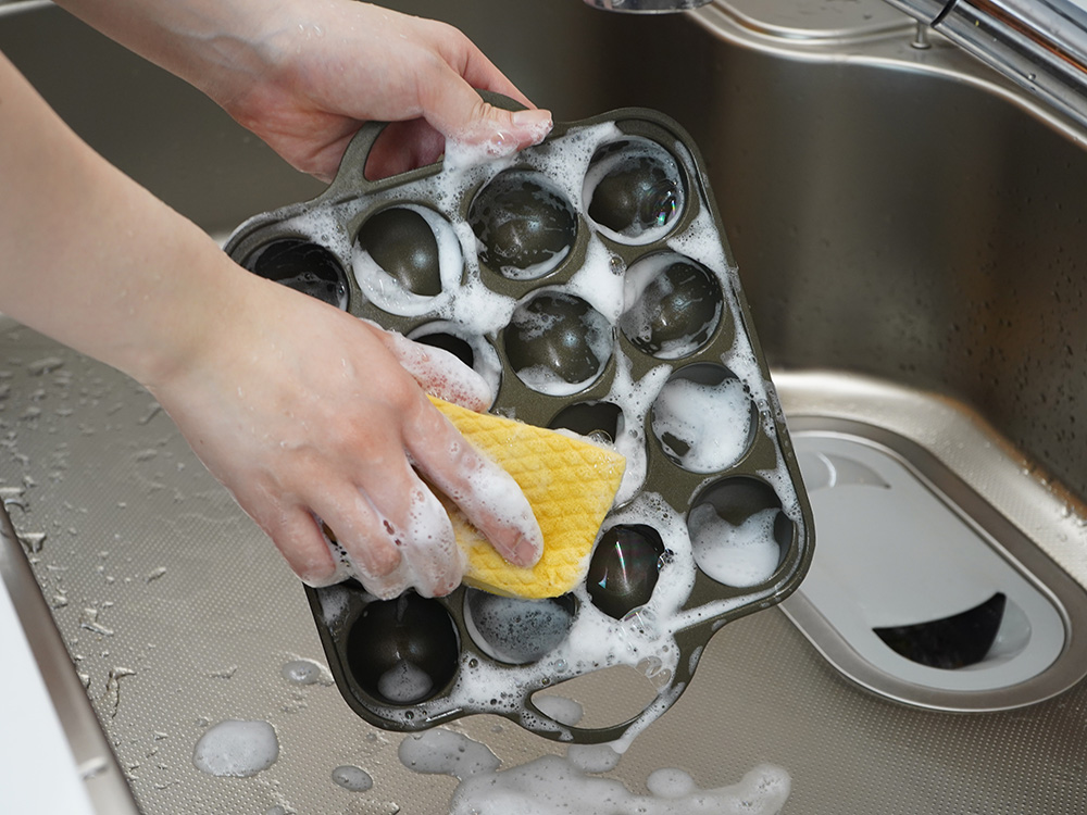 プレートの表面は生地がこびりつきにくく、たこ焼をクルクル返しやすいふっ素樹脂加工です。