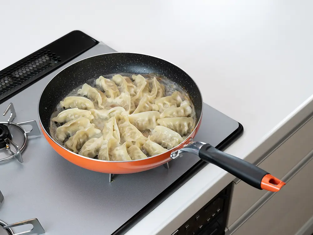 IHクッキングヒーターでもガスコンロでも使えて、熱源を選びません