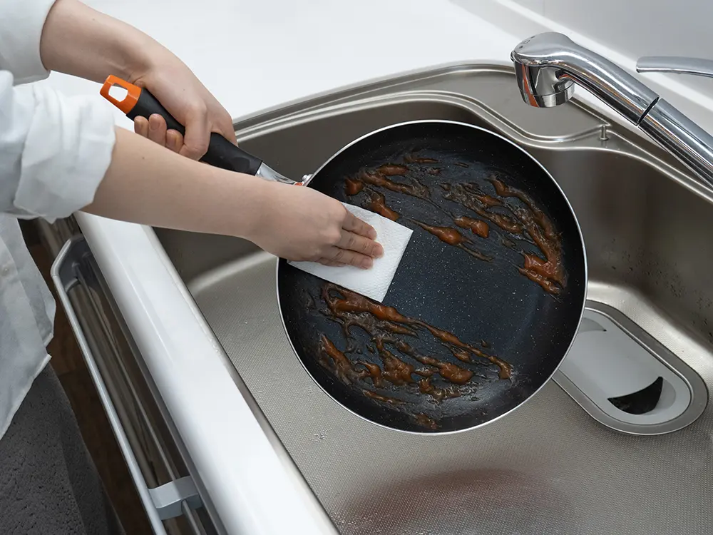 内面はこびりつきにくく、耐摩耗性に優れた「シルクウェアEK」コーティング