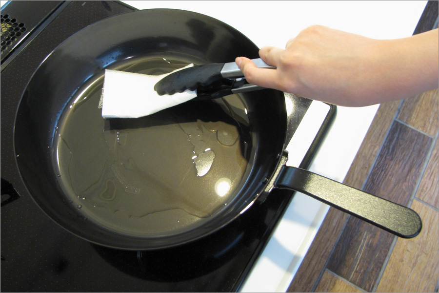 油をフライパンに塗るときは、油をしみ込ませたキッチンペーパーをトングで挟んで塗るとヤケドを防げます。