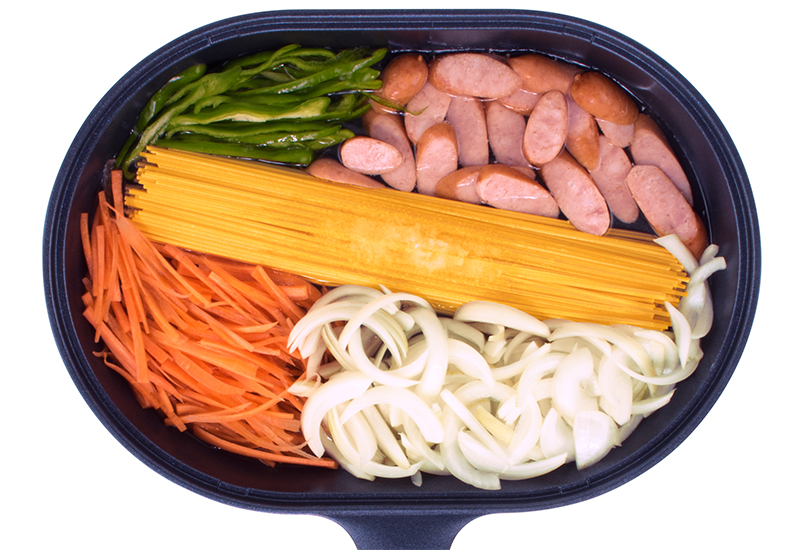 本体にケチャップ以外のすべての材料を入れる。
