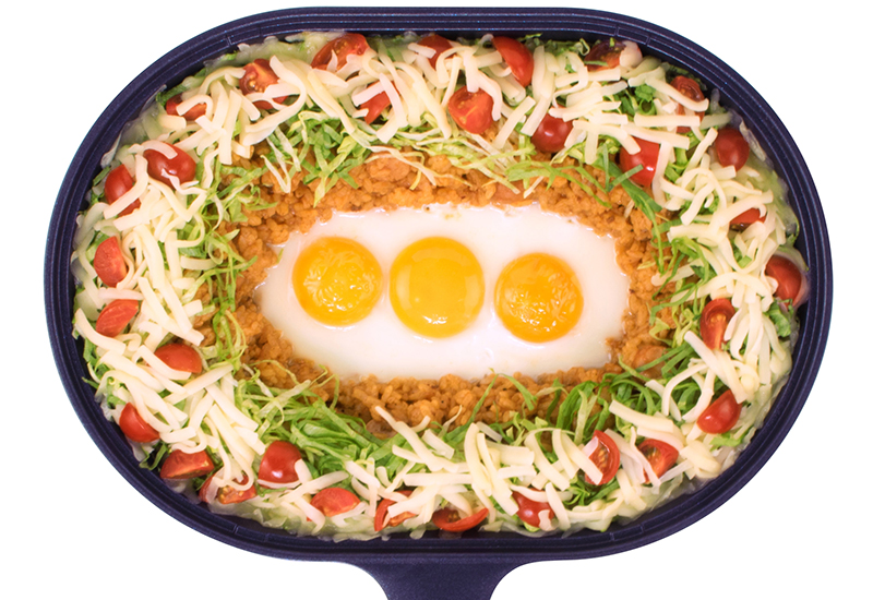 火を消し、(2)の上にレタスとミニトマト、ピザ用チーズを散らしたら出来上がり。