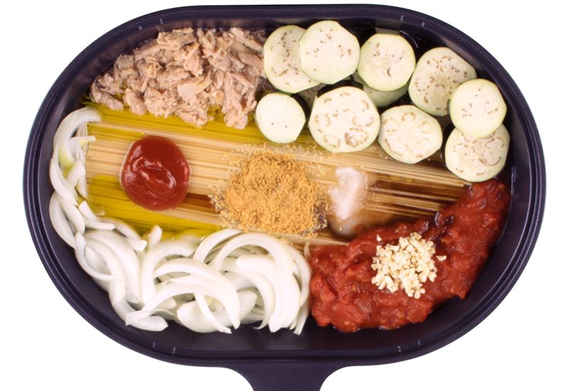 本体にピザ用チーズ以外のすべての材料を入れる。