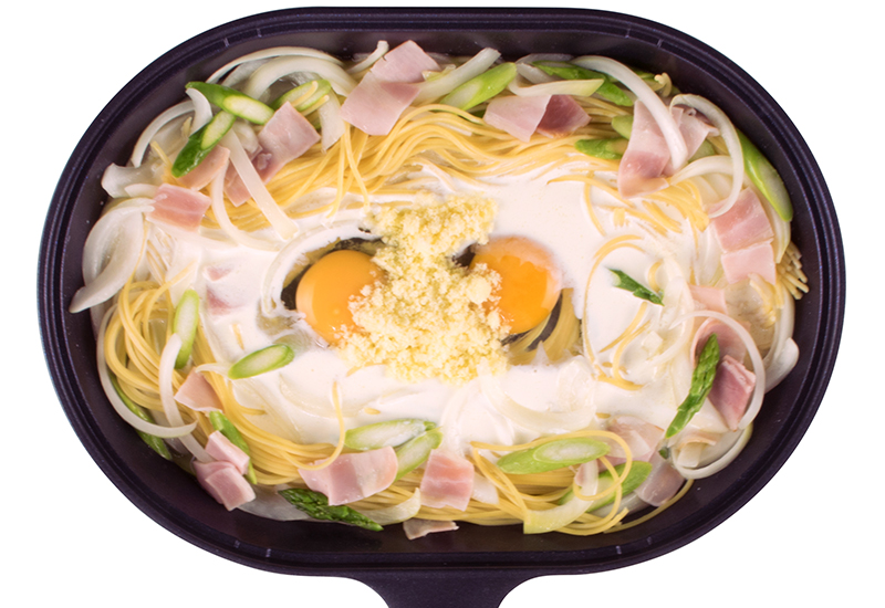 中火で加熱し、沸騰したら袋に記載の時間で茹でる。水分が残っていたら中火で加熱して飛ばす。