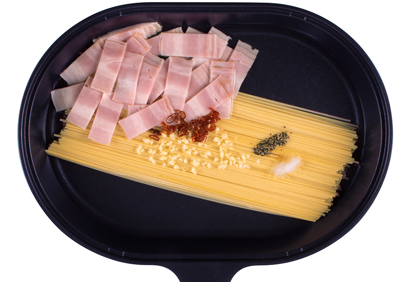本体にスパゲッティ、A、Bをまとめて入れる。