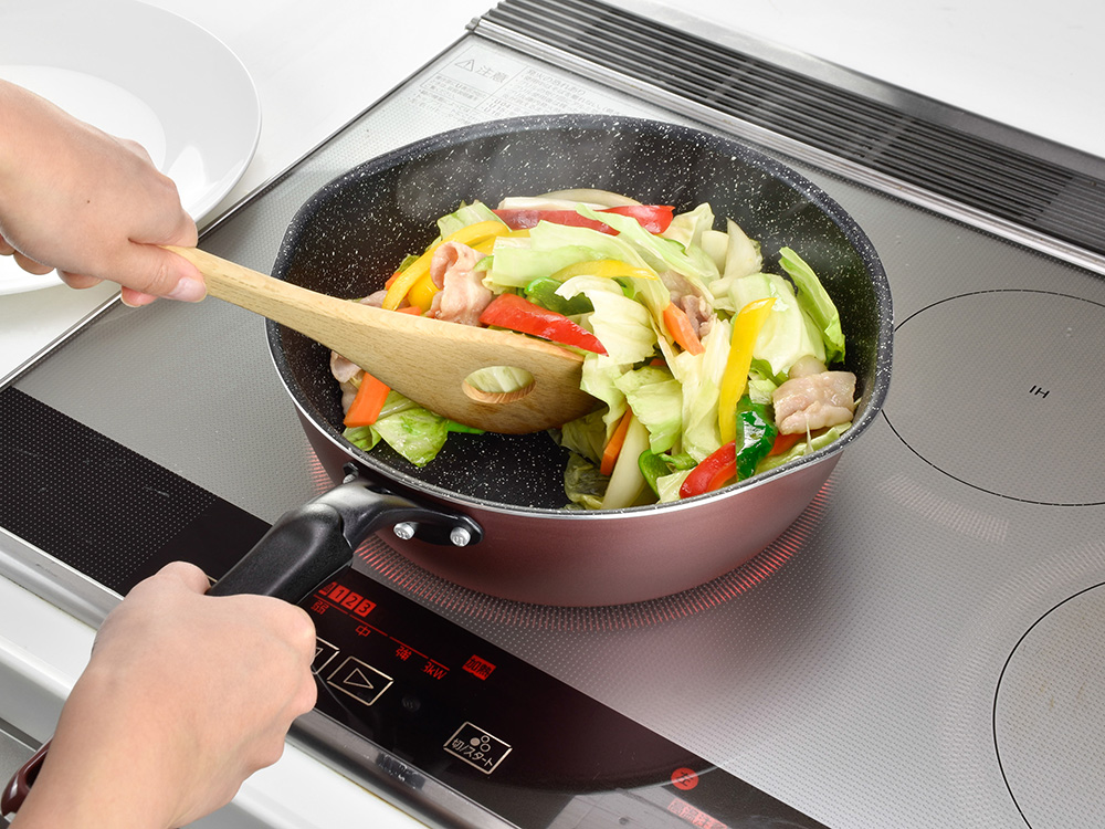 内面はこびりつきにくく、耐摩耗性に優れた「クイックマーブル」特殊ふっ素樹脂加工。焦げ付きにくく、お手入れ簡単です。