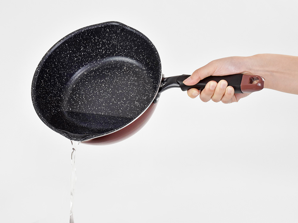 盛り付けに便利な注ぎ口が両側に付いているので利き手に関わらずお使い頂けます。